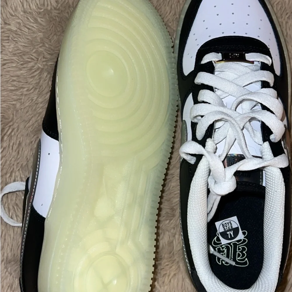 Nike Kids Sneakers Black and White - Picture 5 of 5